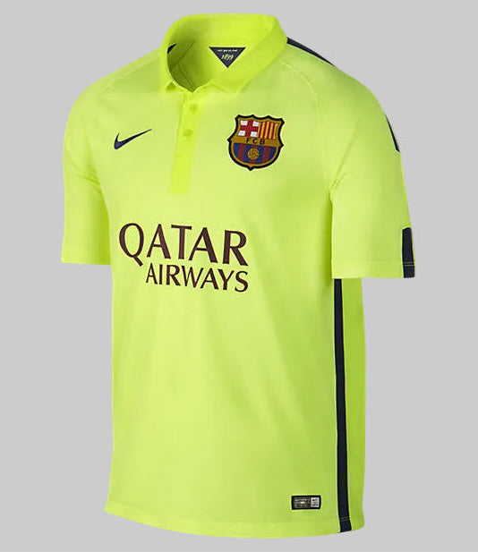 Vista frontal completa del jersey Nike Andres Iniesta FC Barcelona tercero UEFA Champions League 2014/15 (Ref. 631192-711) en tono amarillo Volt con el patrocinador Qatar Airways y cuello polo en Futbol90MX