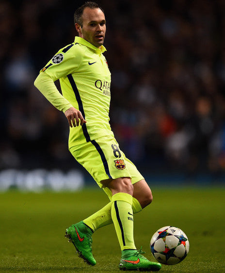 Andrés Iniesta en acción conduciendo el balón con la equipación completa tercera en tono Volt de la temporada UCL 2014/15 (Ref. 631192-711) en Futbol90MX