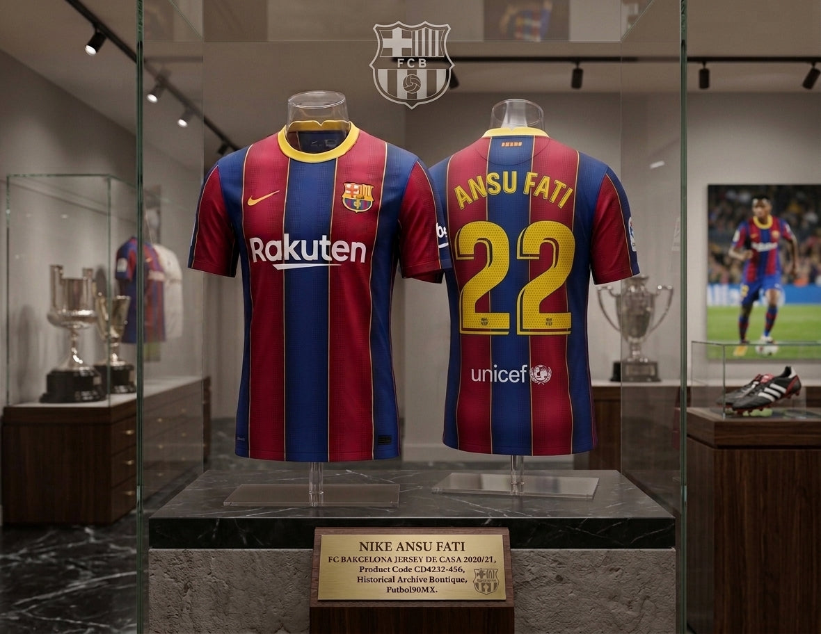 Exhibición museográfica dual del jersey Nike Ansu Fati FC Barcelona 2020/21 (Ref. CD4232-456) en vitrina de la Historical Archive Boutique en Futbol90MX.