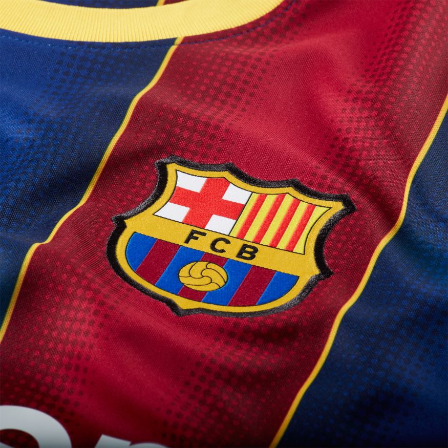 Detalle del escudo bordado del FC Barcelona en el jersey de Local 2020/21 de Ansu Fati (Ref. CD4232-456) en Futbol90MX