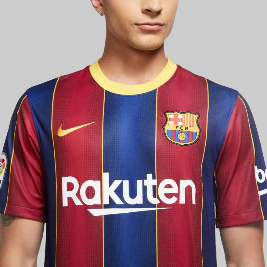 Primer plano del escudo bordado del FC Barcelona, Nike logo y el patrocinio Rakuten en el jersey Nike Ansu Fati Local 2020/21 (Ref. CD4232-456) en Futbol90MX