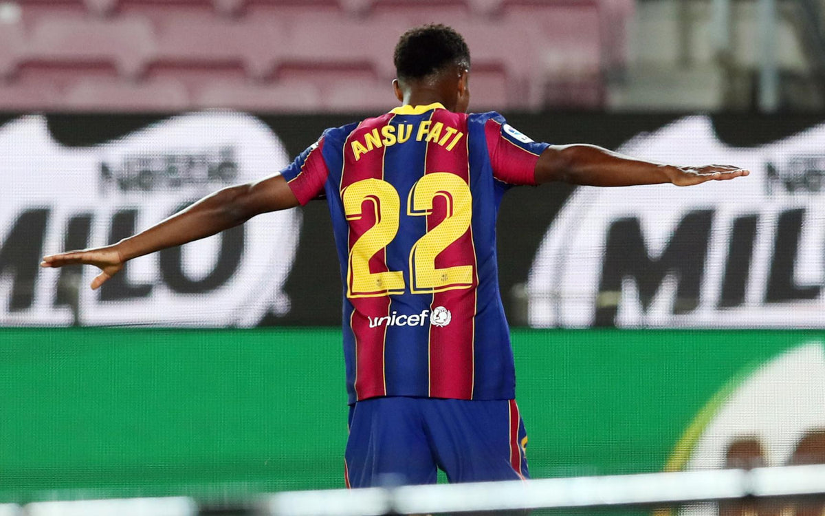 Ansu Fati celebrando de espaldas con el dorsal #22 en el jersey Nike FC Barcelona Local 2020/21 (Ref. CD4232-456) en Futbol90MX