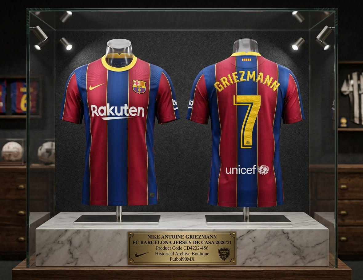 Exhibición museográfica dual frontal y posterior del jersey Nike Antoine Griezmann FC Barcelona de casa 2020/21 (Ref. CD4232-456) en vitrina de archivo de la Historical Archive Boutique en Futbol90MX