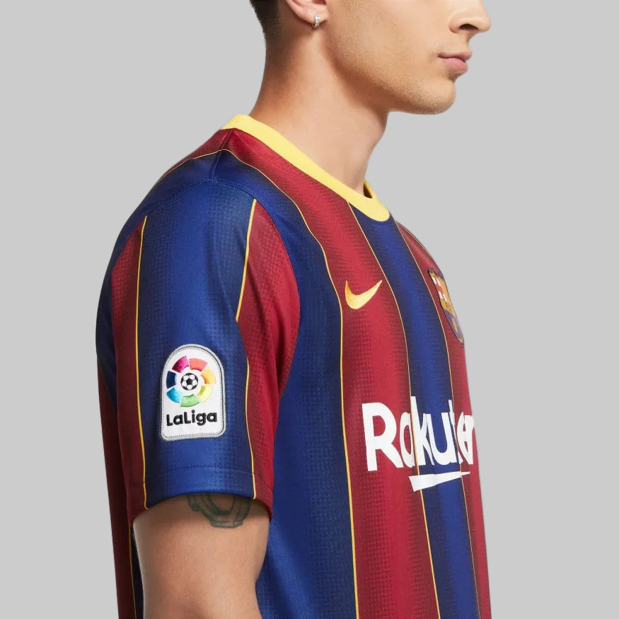 Detalle del parche oficial de LaLiga en la manga del jersey Nike FC Barcelona Local 2020/21 de Griezmann (Ref. CD4232-456) en Futbol90MX