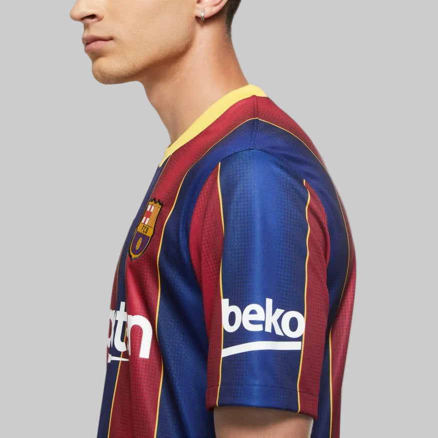 Detalle del patrocinador Beko en la manga del jersey Nike FC Barcelona Local 2020/21 de Antoine Griezmann (Ref. CD4232-456) en Futbol90MX