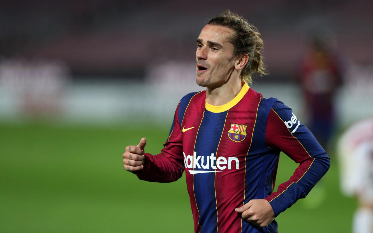 Antoine Griezmann vistiendo la camiseta local Nike de Local del FC Barcelona durante la temporada 2020/21 (Ref. CD4232-456) en Futbol90MX