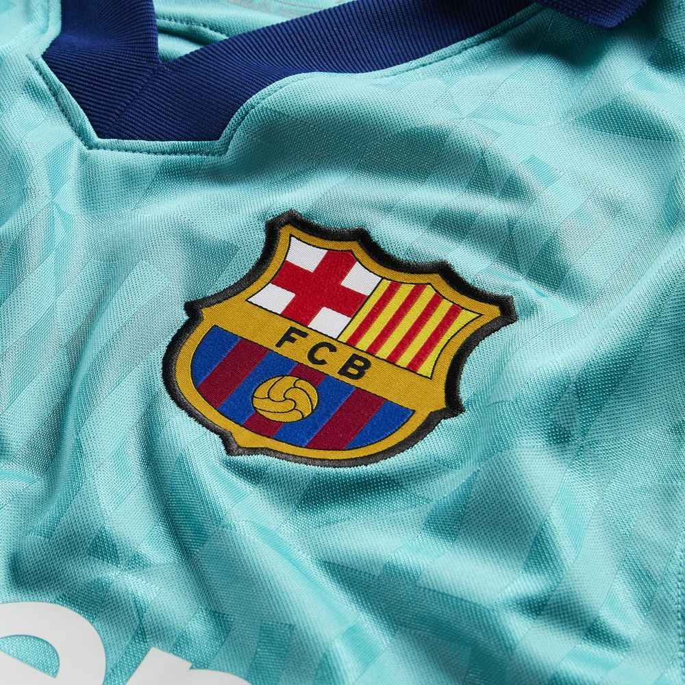 Primer plano del patrón gráfico en relieve inspirado en el escudo histórico del FC Barcelona y el escudo bordado en el Nike tercer jersey 2019/20 de Griezmann (Ref. AT0029-310) en Futbol90MX.