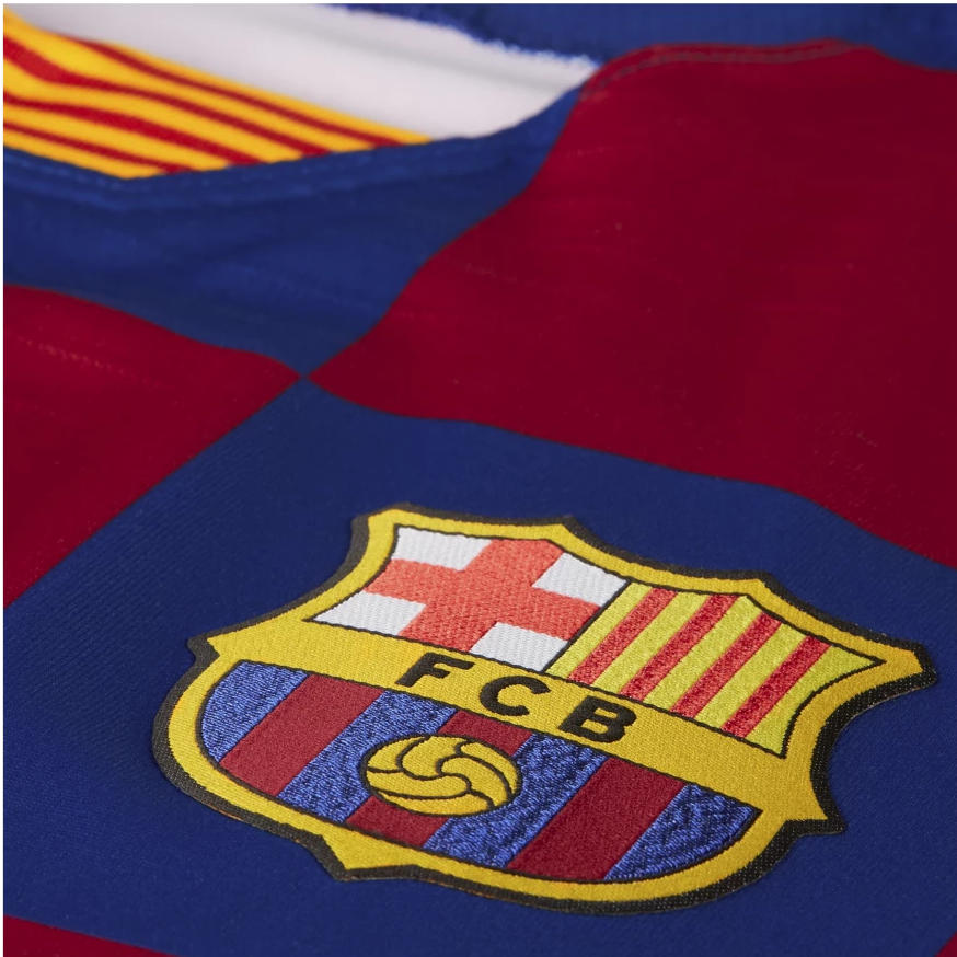 Detalle en macrofotografía del escudo del FC Barcelona y la trama del tejido en el jersey Nike Vapor Match Local 2019/20 de Griezmann (Ref. AJ5257-456) en Futbol90MX
