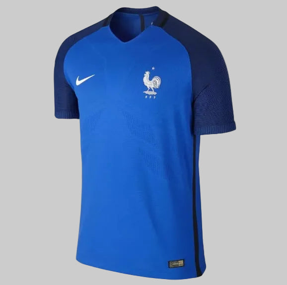 Vista frontal del jersey de local Francia 2016, código 724616-439, destacando la textura técnica Aeroswift y los acabados termosellados de élite, stock Futbol90MX