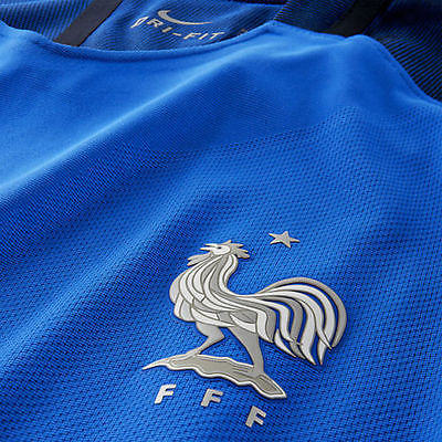 Primer plano del escudo de la Federación Francesa de Fútbol en acabado termosellado, optimizado para reducción de peso y fricción en el Jersey Authentic Vapor Match de Francia Euro 2016