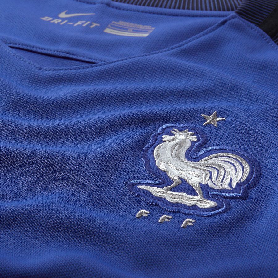 Primer plano del escudo de la Federación Francesa de Fútbol bordado sobre el tejido azul del jersey de local 2016.