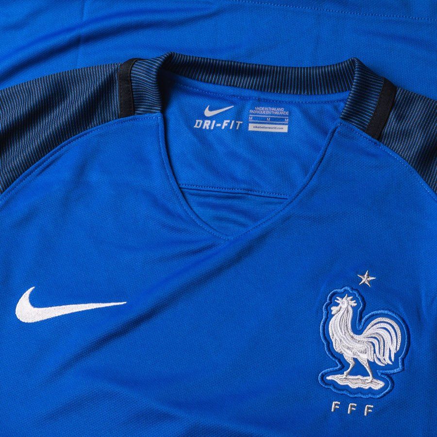 Vista detallada del cuello estructurado y el estampado interior de la tecnología Nike Dri-FIT en el jersey Francia 2016.