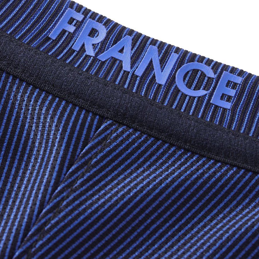 Acercamiento a las letras FRANCE aplicadas en calor en el cuello posterior del Jersey de Local de Francia Euro 2016