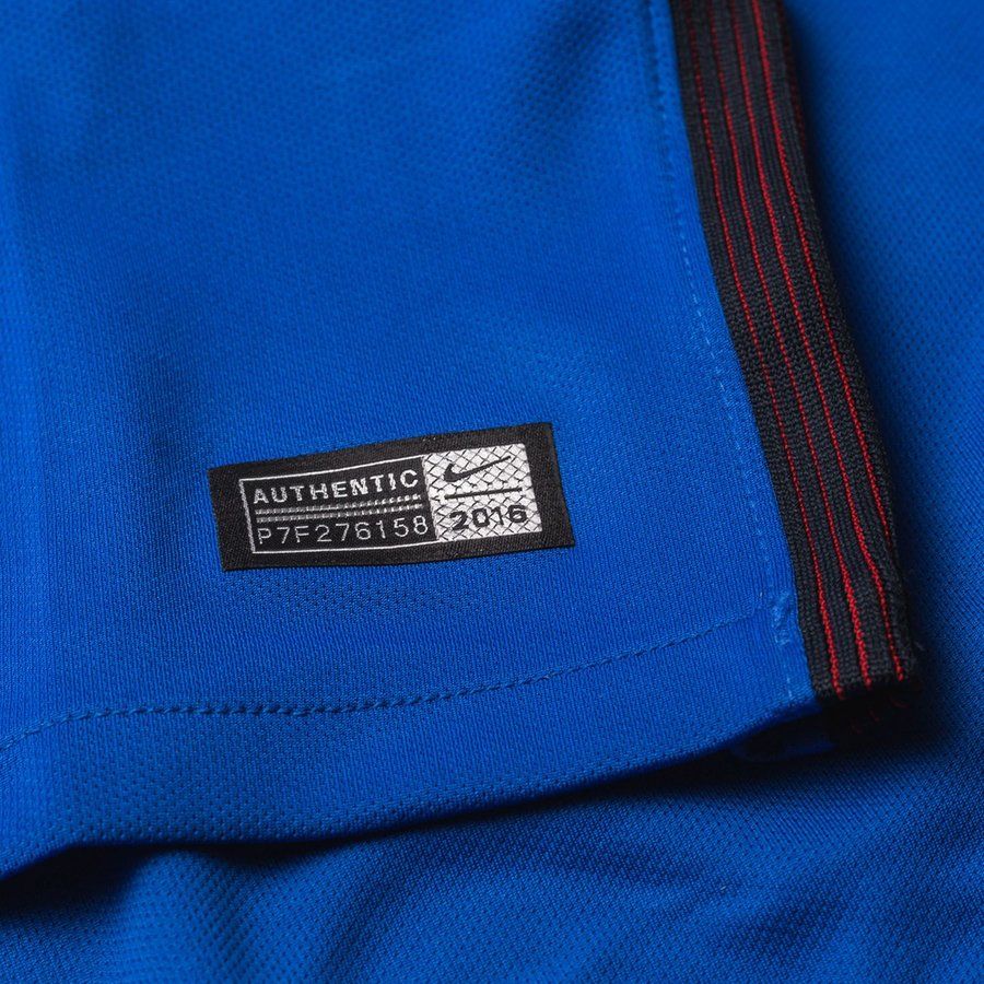 Detalle de la etiqueta de autenticidad en el dobladillo inferior del jersey de Francia de local Euro 2016 de Griezmann en Futbol90MX