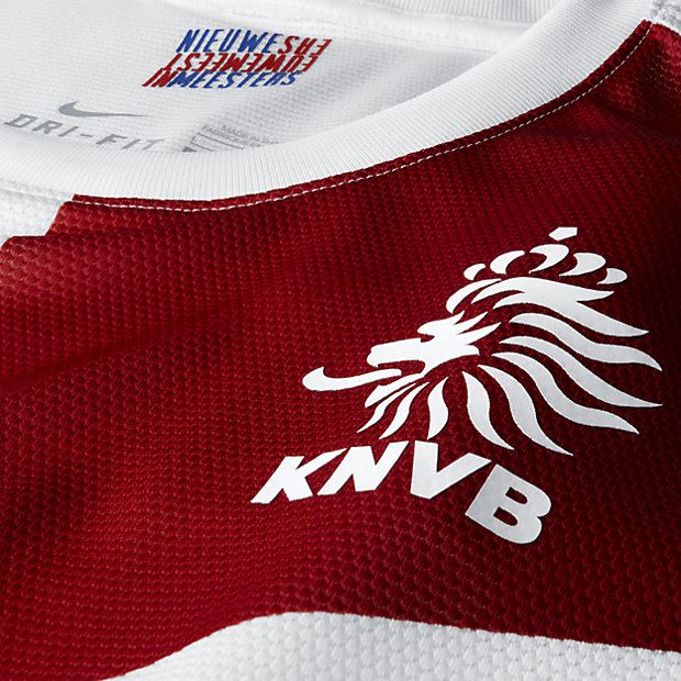Acercamiento al escudo KNVB de Paises Bajos termo aplicado en el Jersey de Visita 2013-14 de Roben