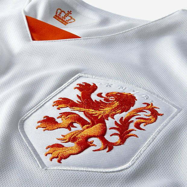 Acercamiento al escudo bordado de Paises Bajos en el Jersey Nike de Visita de Robben 2015-16 en Futbol90MX