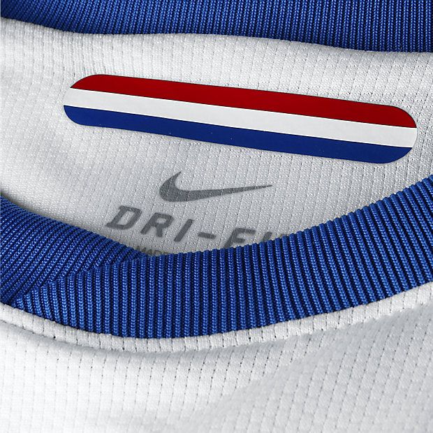 Primer plano del detalle en cuello interior de la bandera de Paises Bajos en el Jersey de Visita Mundial 2010 de Robben