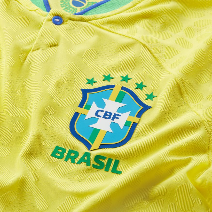 Detalle del escudo CBF termoaplicado de alta definición en jersey ADV Match oficial Brasil Copa Mundial 2022, calidad museo en Futbol90MX