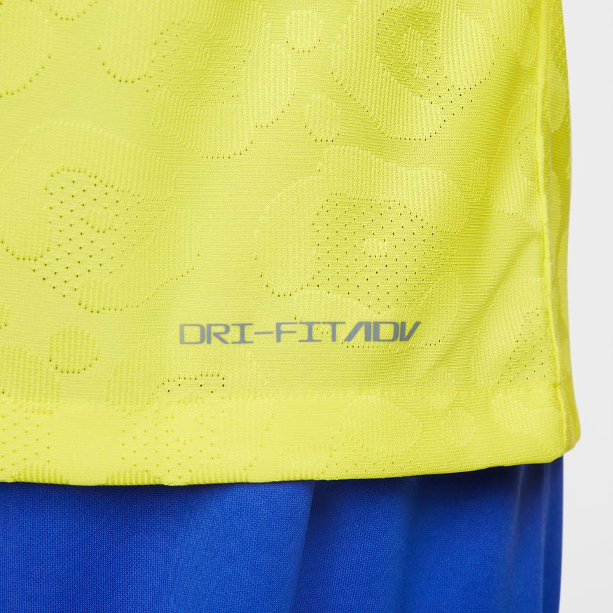 Vista macro del tejido Nike ADV texturizado en jersey Brasil Mundial 2022, calidad premium de colección Futbol90MX