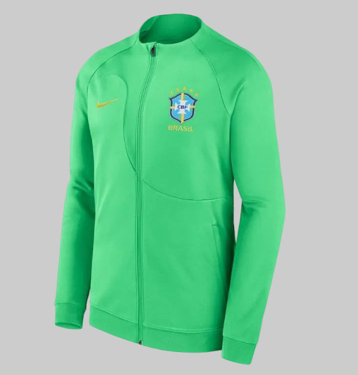 Chaqueta oficial de himno de la Selección de Brasil para la Copa Mundial FIFA 2022, destacando el tono verde vibrante y el corte aerodinámico Academy Pro Nike DH4741-330