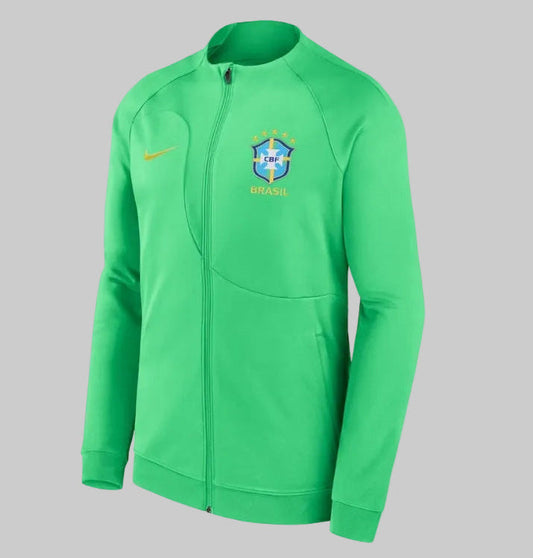 Chaqueta oficial de himno de la Selección de Brasil para la Copa Mundial FIFA 2022, destacando el tono verde vibrante y el corte aerodinámico Academy Pro Nike DH4741-330