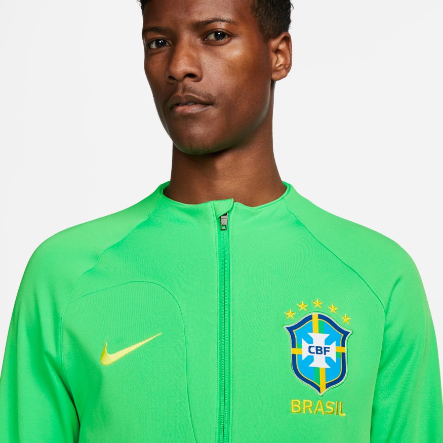 Escudo de Brasil y Logotipo de Nike bordado en Dynamic Yellow sobre el panel frontal en Green Spark, característico de la colección técnica de Qatar.
