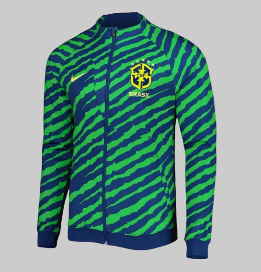 Chamarra de entrenamiento de la Selección de Brasil para el Mundial de Qatar 2022, diseño asimétrico en Coastal Blue y verde neón con escudo de la CBF bordado y Swoosh de Nike DR9018-490