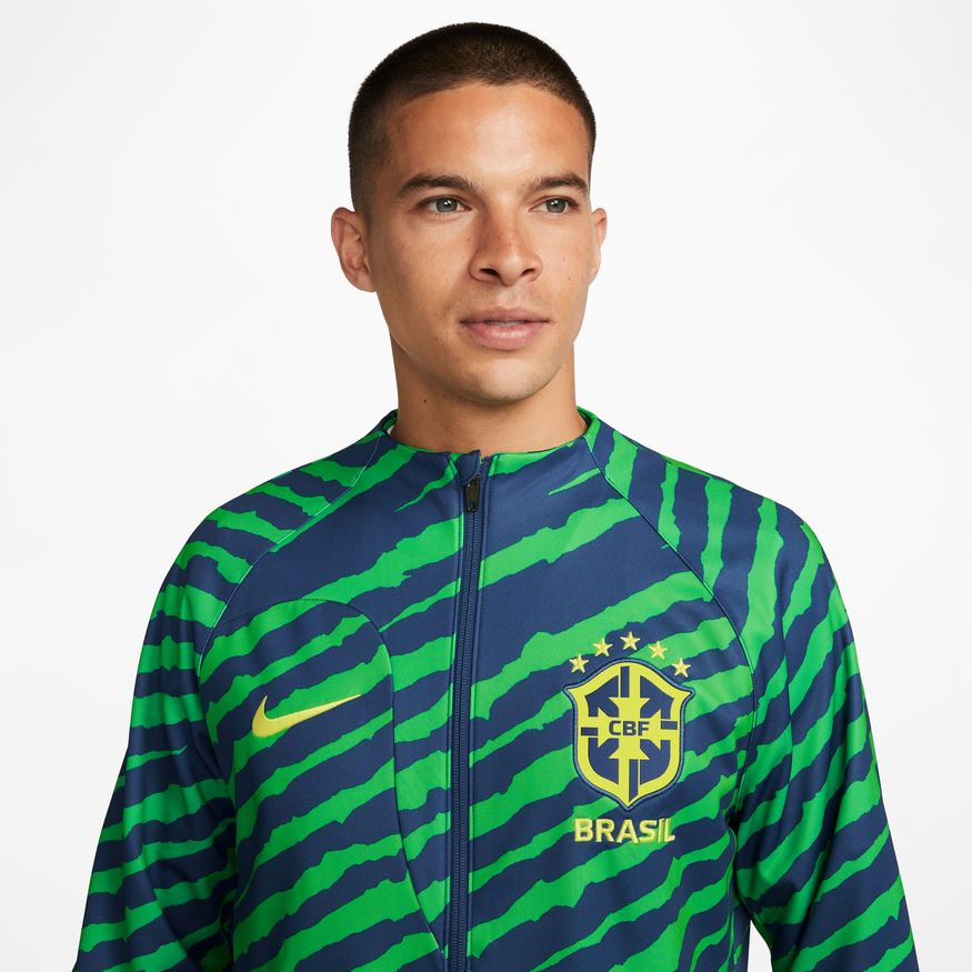 Vista del cuello tipo bomber de perfil bajo y cierre frontal completo de la chamarra Nike Academy Pro, diseñada para el calentamiento oficial de la Seleção.