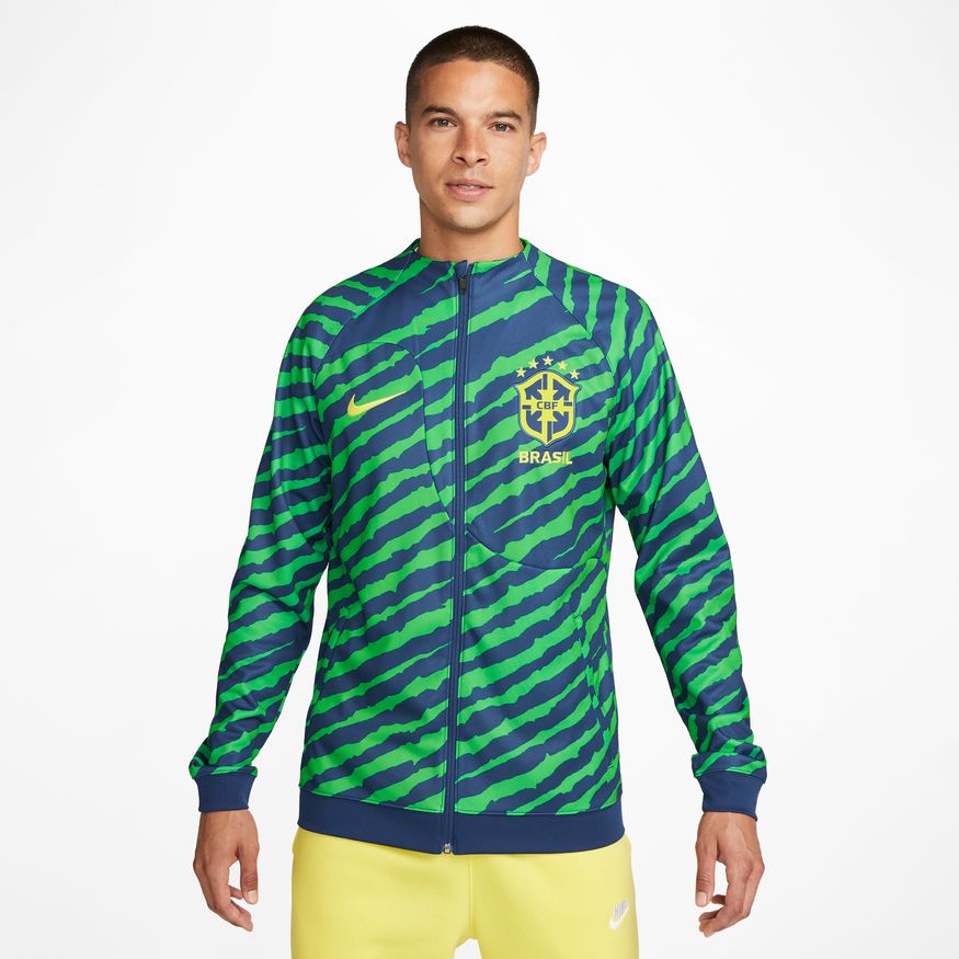 Primer plano del estampado integral inspirado en la piel del jaguar, mostrando la saturación de los colores Green Spark y Dynamic Yellow en la prenda oficial de Qatar 2022.