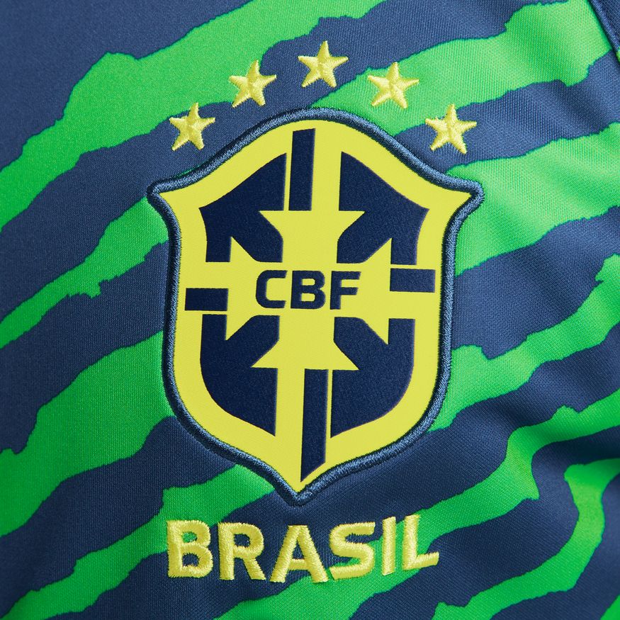 Acercamiento al escudo de la Confederación Brasileña de Fútbol (CBF) con las cinco estrellas de campeón mundial, bordado sobre el tejido técnico Performance Knit de la edición Anthem.