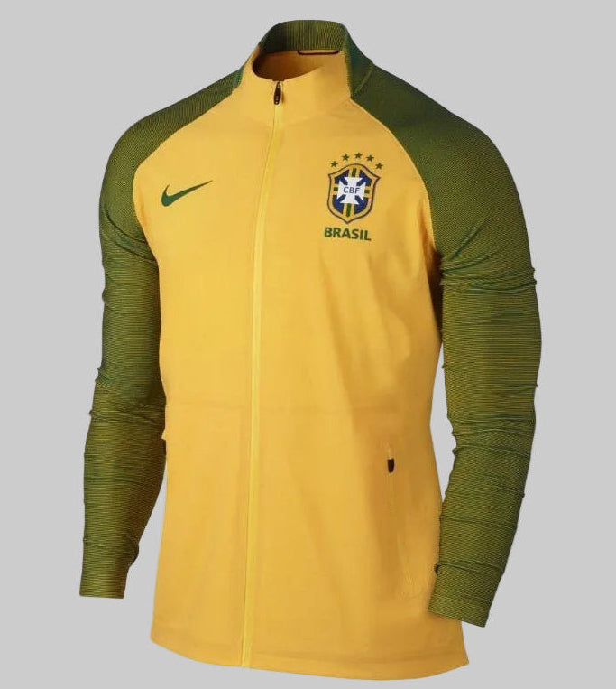 Vista frontal de la chamarra Nike Brasil Woven Elite Revolution Copa América Centenario 2016 (Ref. 802447-703) en Futbol90MX, destacando su diseño en color amarillo Canarinha y mangas texturizadas en verde oscuro