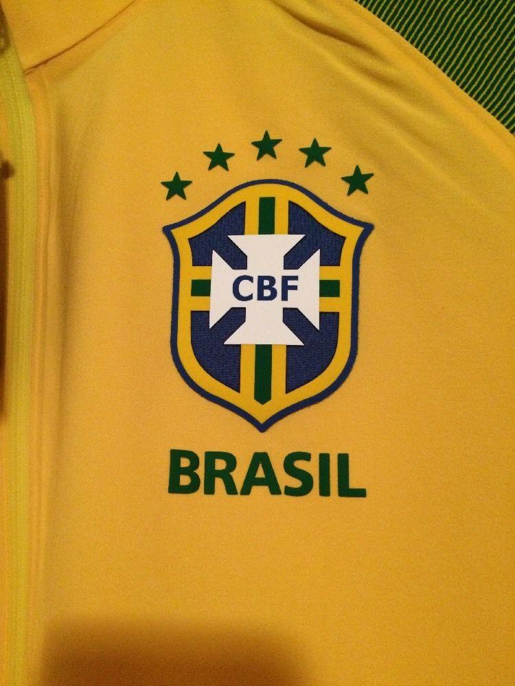 Detalle en primer plano del escudo termoadherido de la CBF con sus cinco estrellas y el texto Brasil en la chamarra Nike Elite Revolution 2016 (Ref. 802447-703) de Futbol90MX