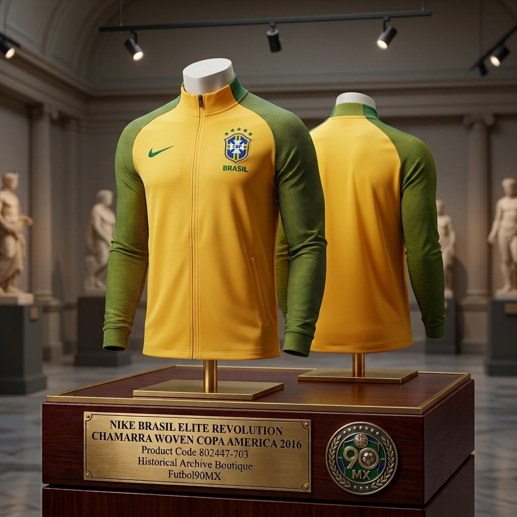 Vista de Museo de la Chamarra Nike Brasil Woven Elite Revolution Copa América 2016 (Ref. 802447-703) exhibida en una vitrina museística de la Historical Archive Boutique en Futbol90MX, con placa de catalogación institucional y sello dorado