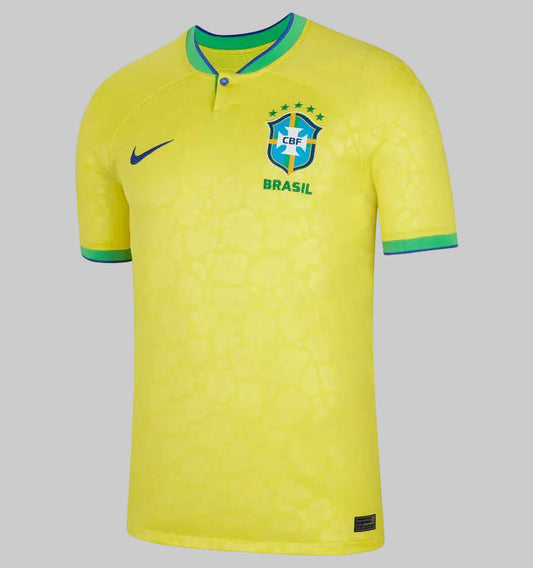 Vista frontal del jersey local de la selección de Brasil 2022, modelo DN0680-741, mostrando el patrón jacquard de jaguar y el escudo de la CBF, disponible en Futbol90MX