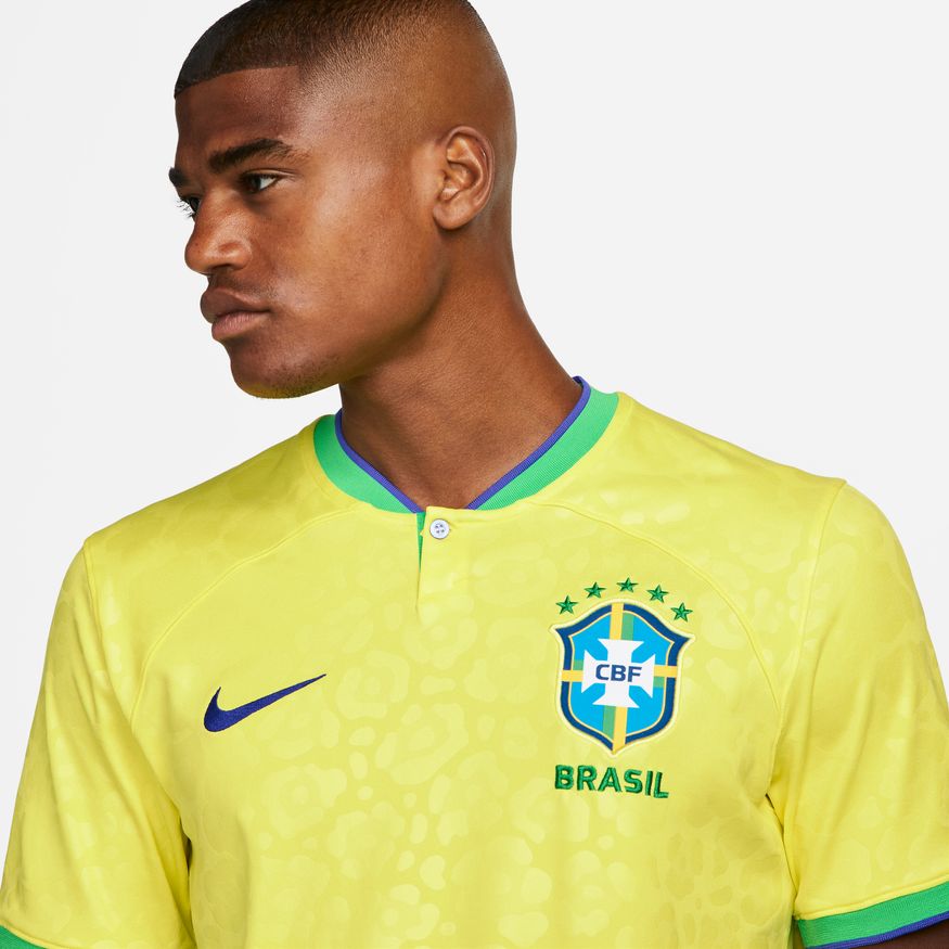 Vista detallada del cuello estilo polo con botón del jersey de Brasil 2022, destacando los acabados en azul y verde, codigo Nike DN0680-741, stock Futbol90MX