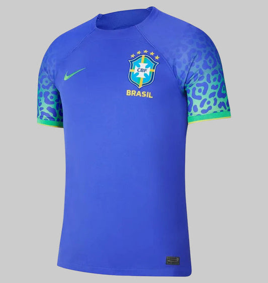 Jersey Nike de visita de la Selección Brasil, edición Copa Mundial FIFA 2022  Stadium DN0678-433), en color azul eléctrico con patrón gráfico de jaguar en las mangas, en Futbol90MX