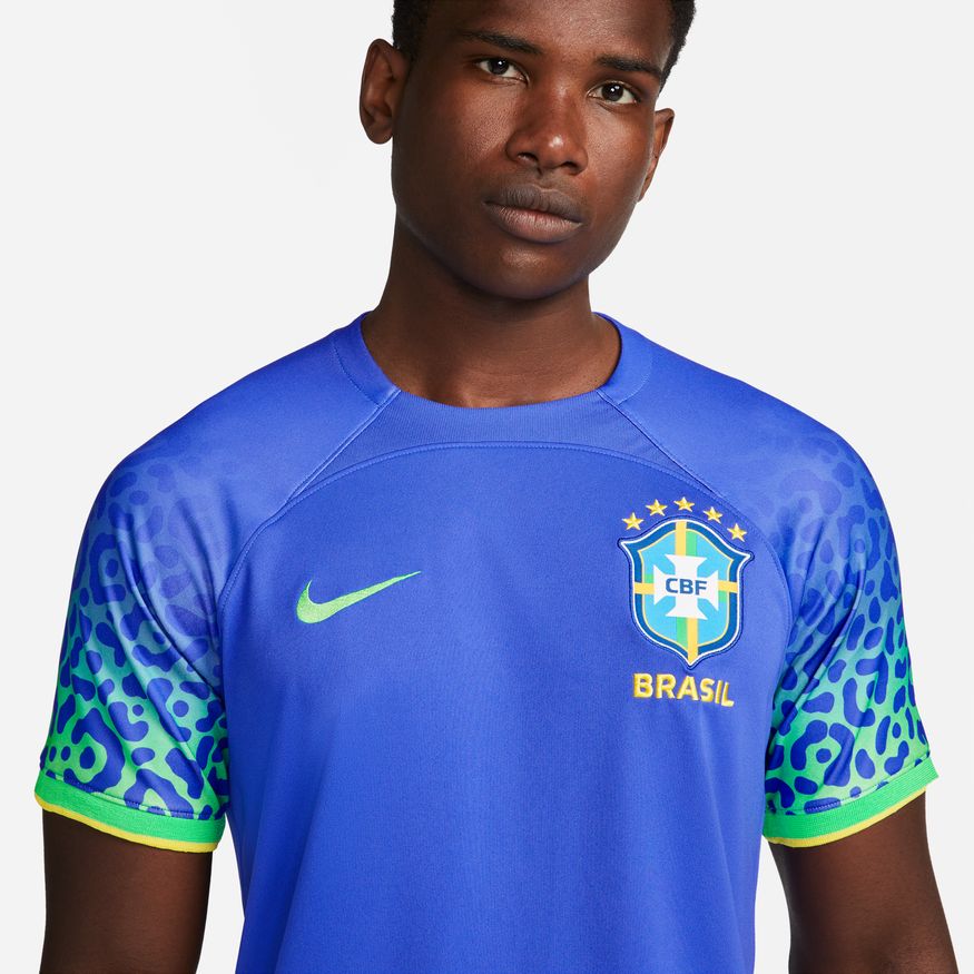 Primer plano del escudo y logo Swoosh de Nike bordado en verde neón, resaltando el contraste de color vibrante de la equipación de visita del Mundial 2022, stock Futbol90MX