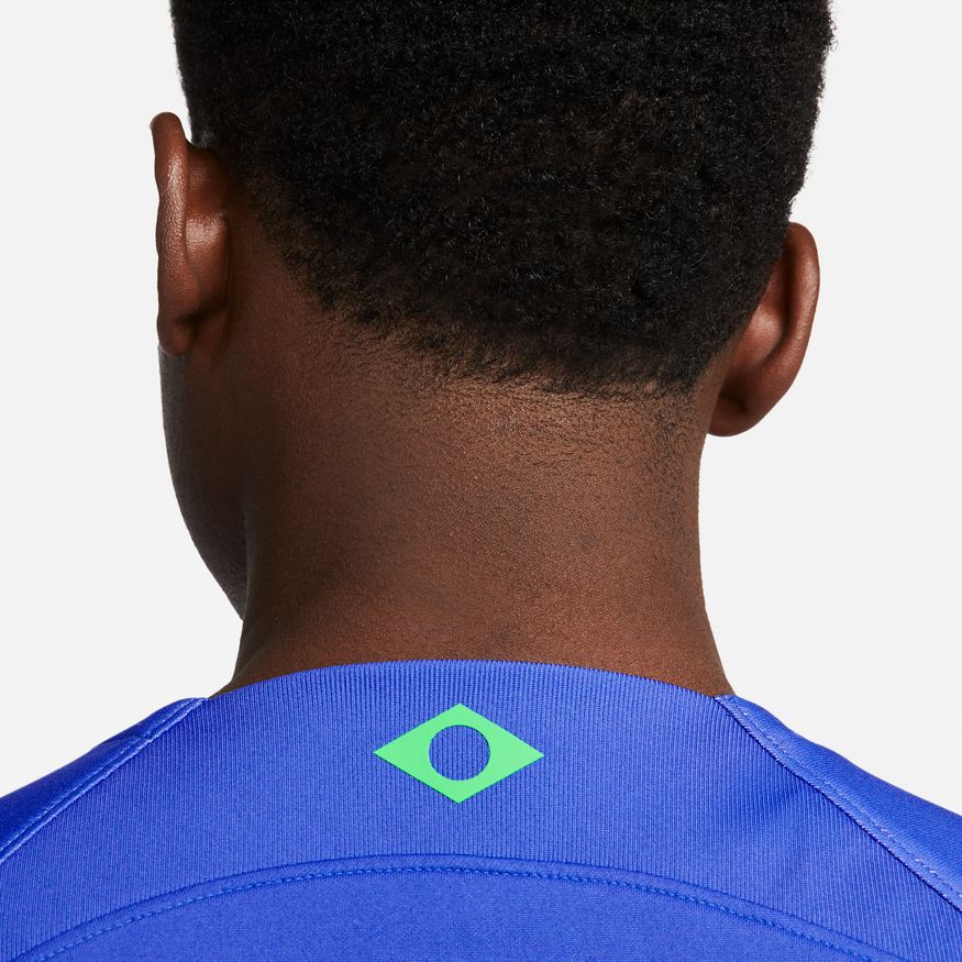 Acercamiento al detalle en la parte posterior del cuello del Jersey Nike de Brasil Visita Mundial 2022