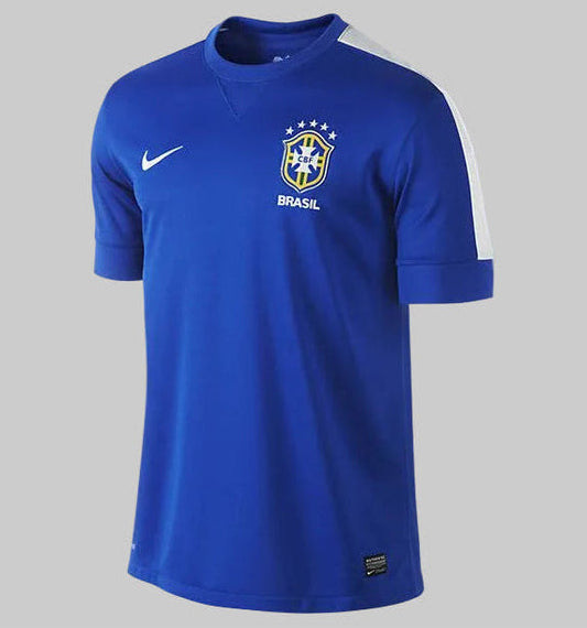 Vista frontal del jersey de visita Nike de Brasil de la Copa Confederaciones 2013 (código 519254-493) en azul real, con acentos blancos en los hombros, el escudo de la CBF y el swoosh de Nike, disponible en Futbol90MX