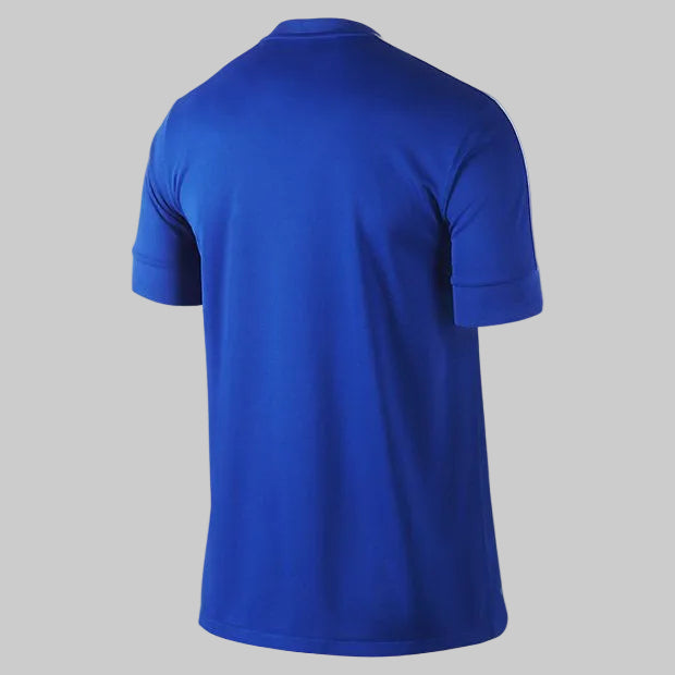 Vista posterior del jersey de visita Nike de Brasil 2013 (código 519254-493), mostrando el panel trasero liso en azul real y la continuación de los acentos blancos en los hombros, en Historical Archive Boutique Futbol90MX