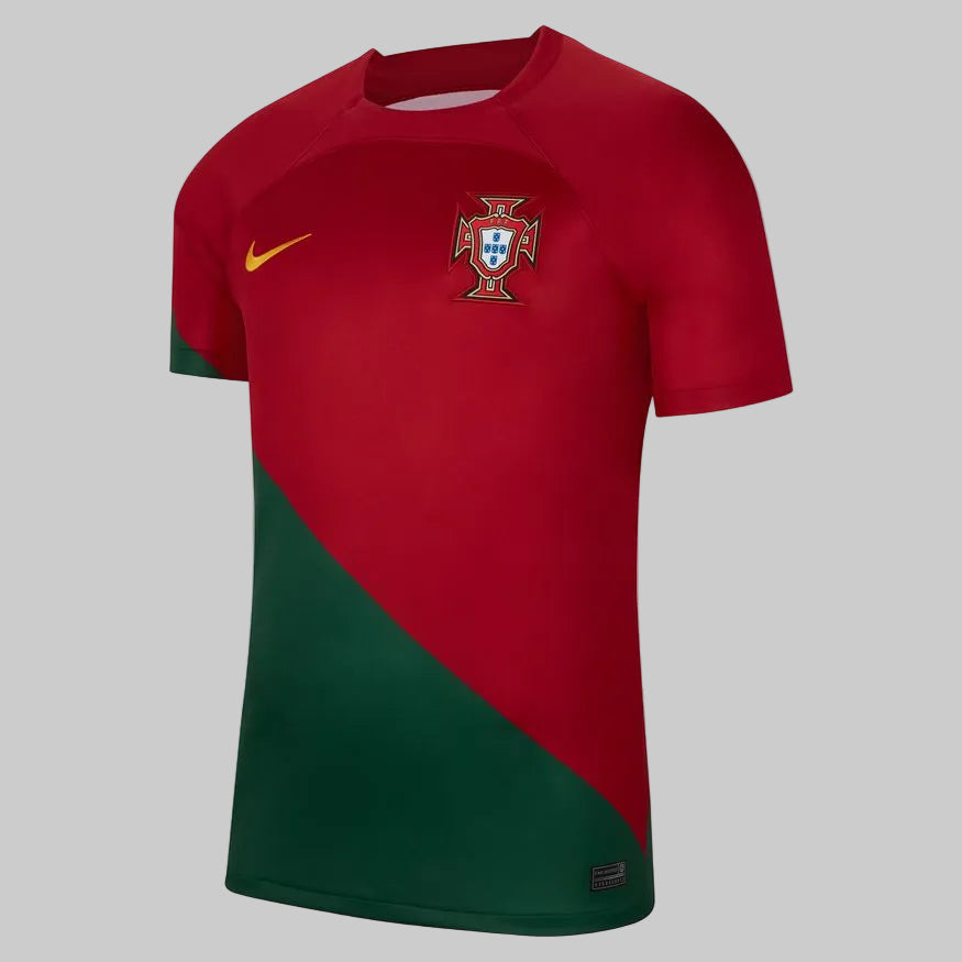 Vista angulada del Jersey Nike Portugal de Local de B. Fernandes 8 para el Mundial 2022, stock Futbol90MX.
