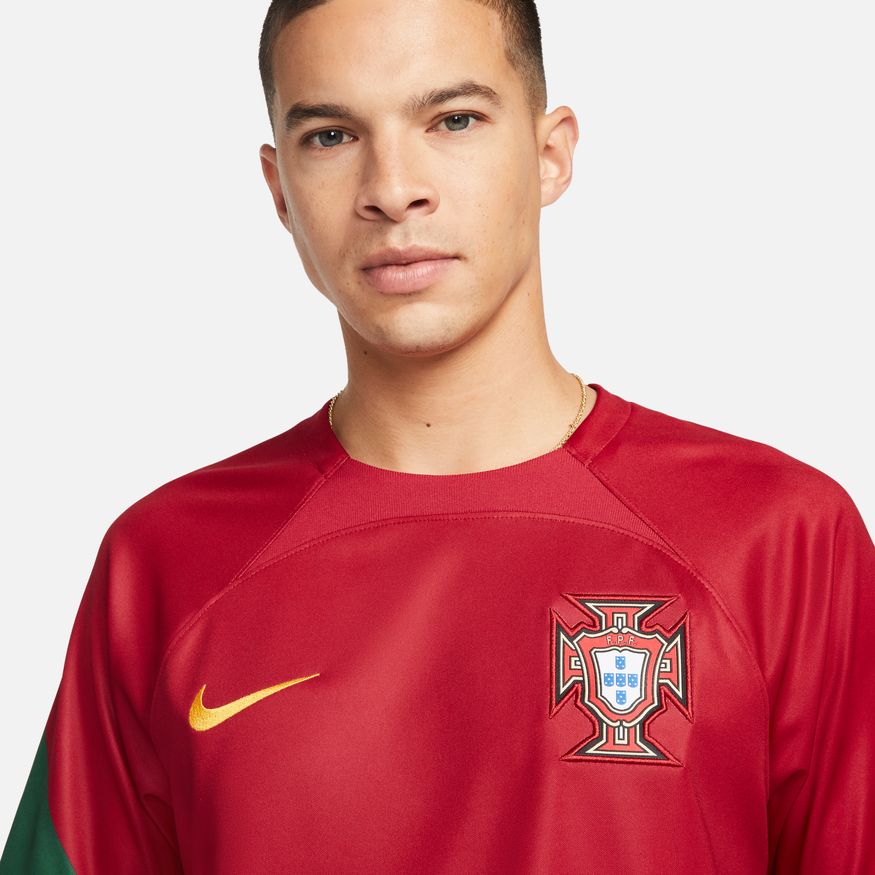 Acercamiento al escudo de Portugal y al logo de Nike, bordados en el Jersey de Local Copa Mundial 2022.