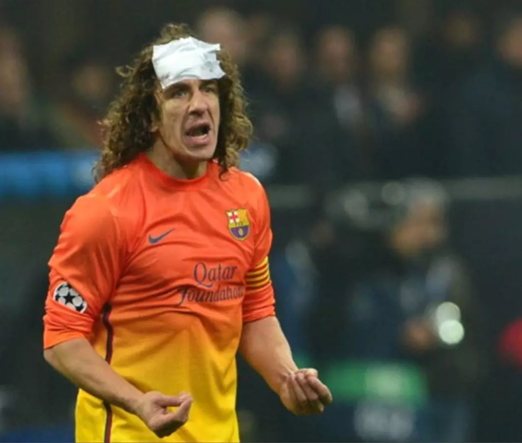 Etiquetas originales Nike Deadstock y código de autenticidad en el jersey de visita de Carles Puyol, garantizando estatus de archivo.