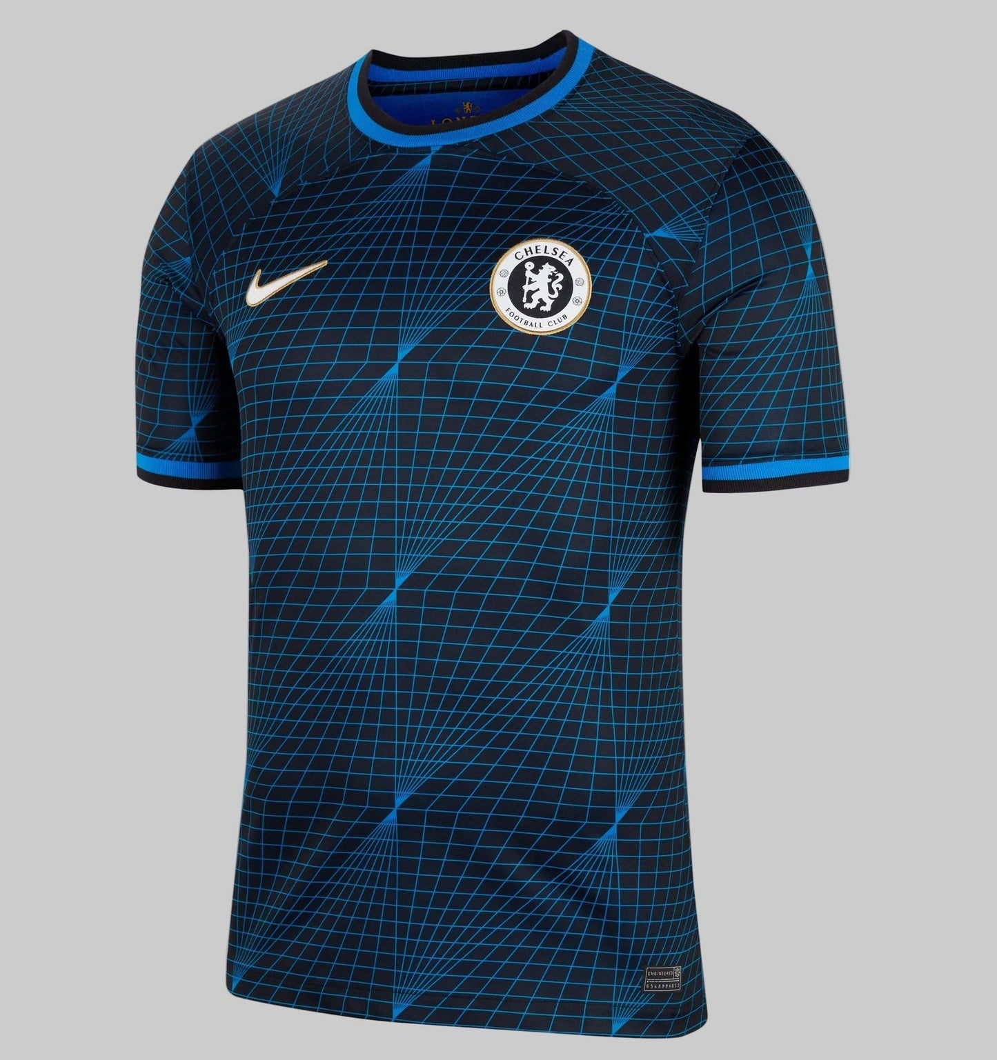 Vista frontal del jersey Chelsea FC Away 2023/24 exhibiendo el escudo del club y el logo de Nike en acabado dorado iridiscente, disponible en Futbol90MX, codigo DX2683-428