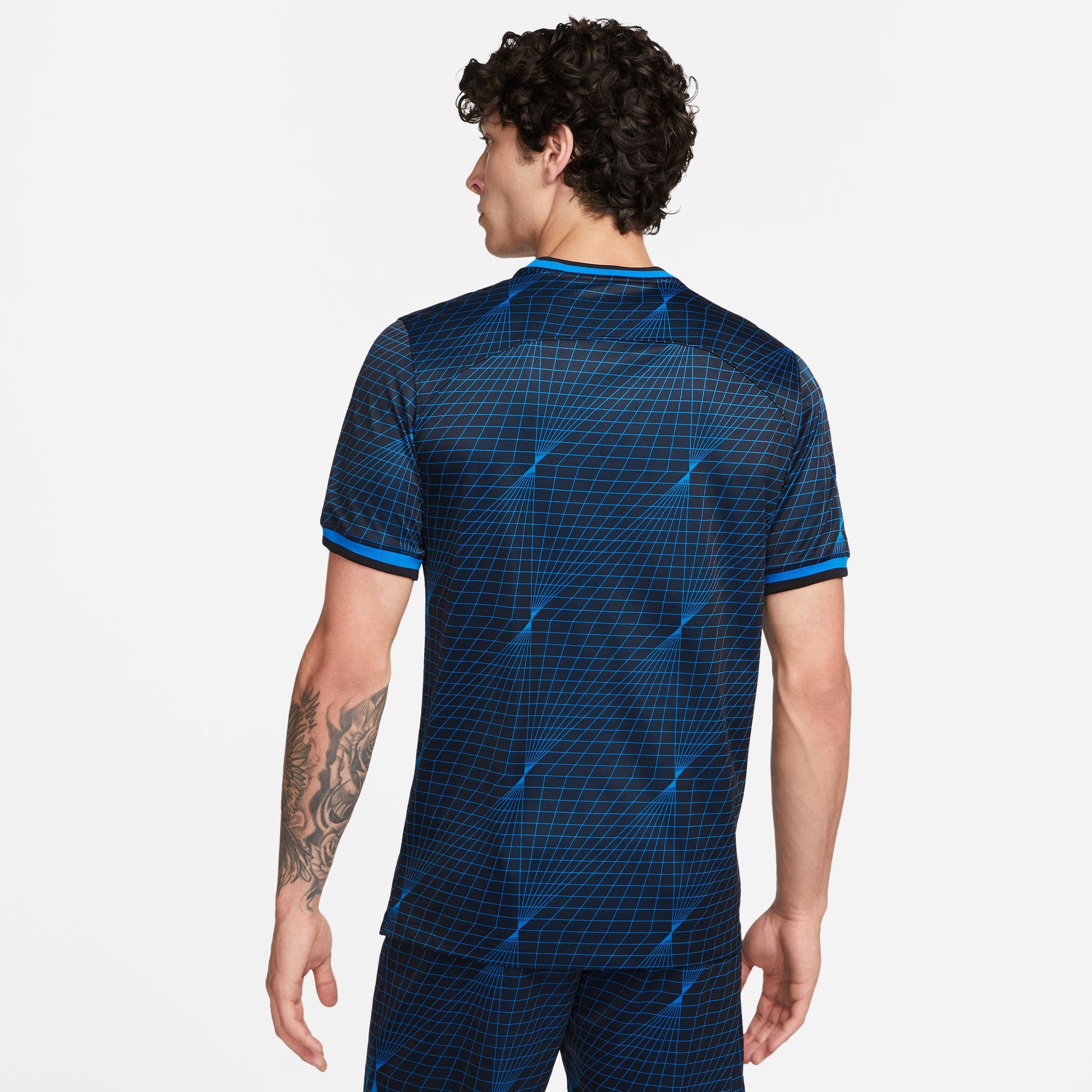 Vista posterior del Jersey Nike de visita del Chelsea FC temporada 2023/24 con patrón geométrico "Digital Wave" en azul marino y celeste.