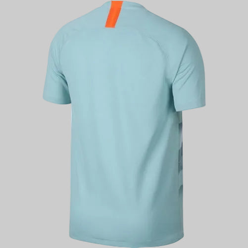 Vista posterior del jersey Nike Chelsea FC Third 2018/19, mostrando la continuidad del diseño gráfico y corte ergonómico de archivo, stock Futbol90MX