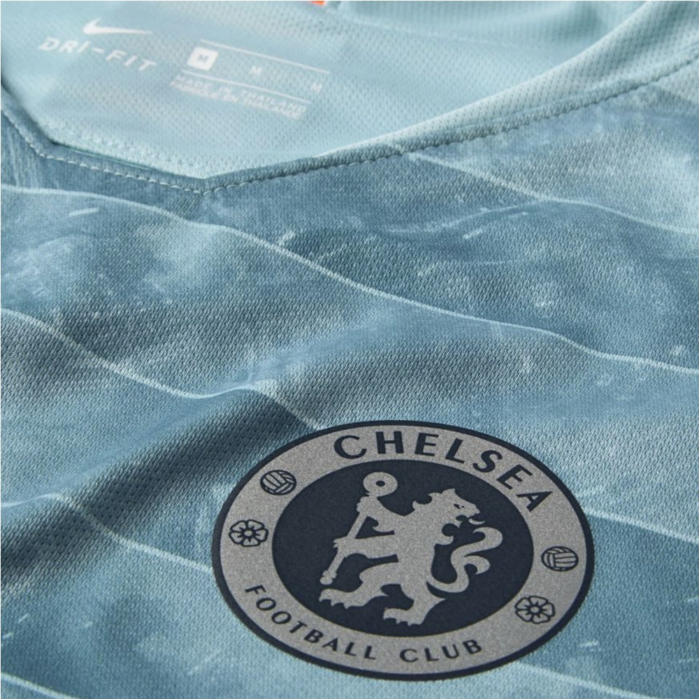 Detalle de escudo del Chelsea FC en el jersey Third 2018/19, acabado premium de archivo.