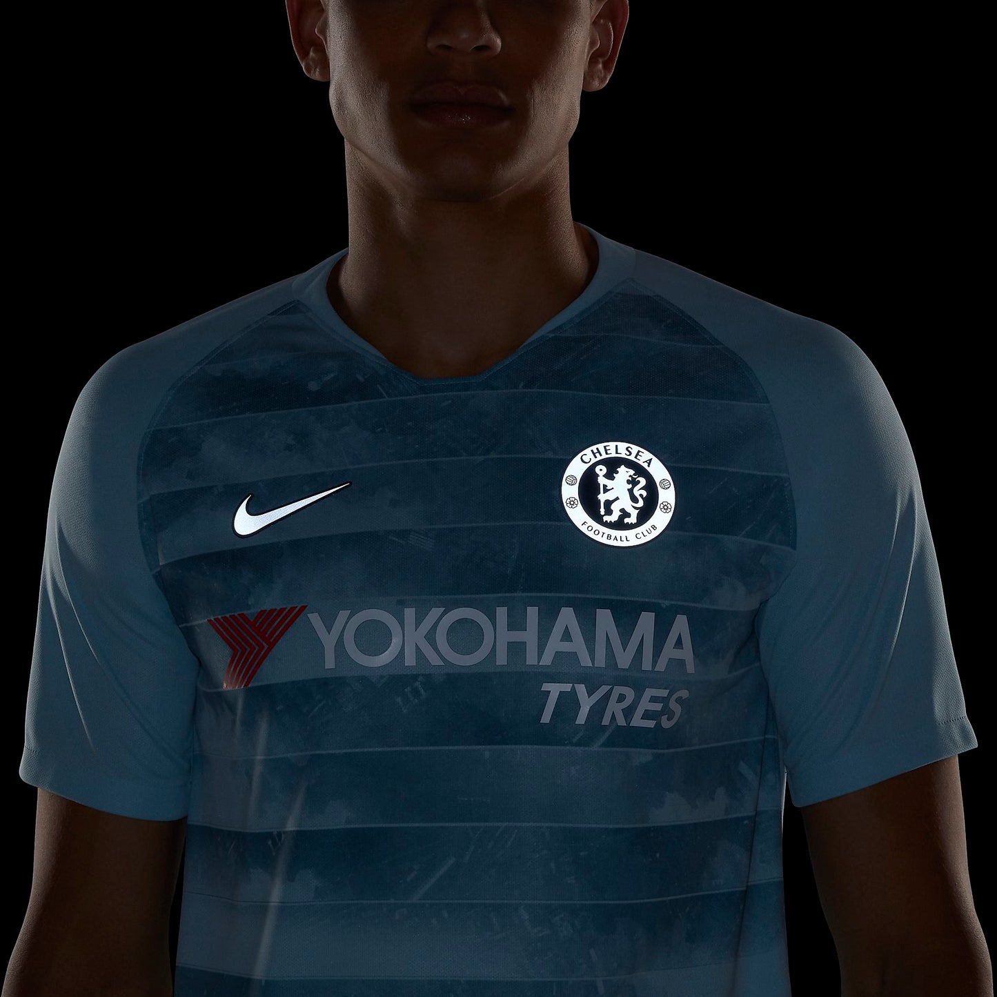 Modelo vistiendo el jersey Nike Chelsea FC Third 2018/19 con efecto de iluminación reflectante en escudo y logos, codigo 919007-453, exhibición de alta calidad Futbol90MX.