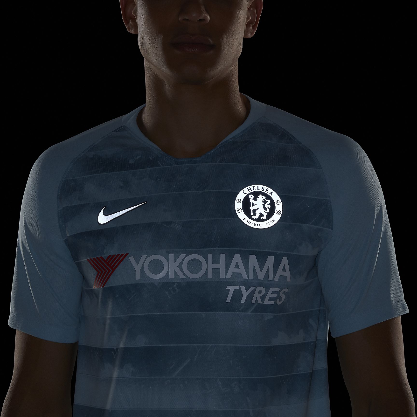 Modelo vistiendo el jersey Nike Chelsea FC Third 2018/19 con efecto de iluminación reflectante en escudo y logos, codigo 919007-453, exhibición de alta calidad Futbol90MX.