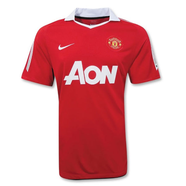 Detalle del escudo bordado del Manchester United y cuello polo blanco clásico de la temporada 2010/11